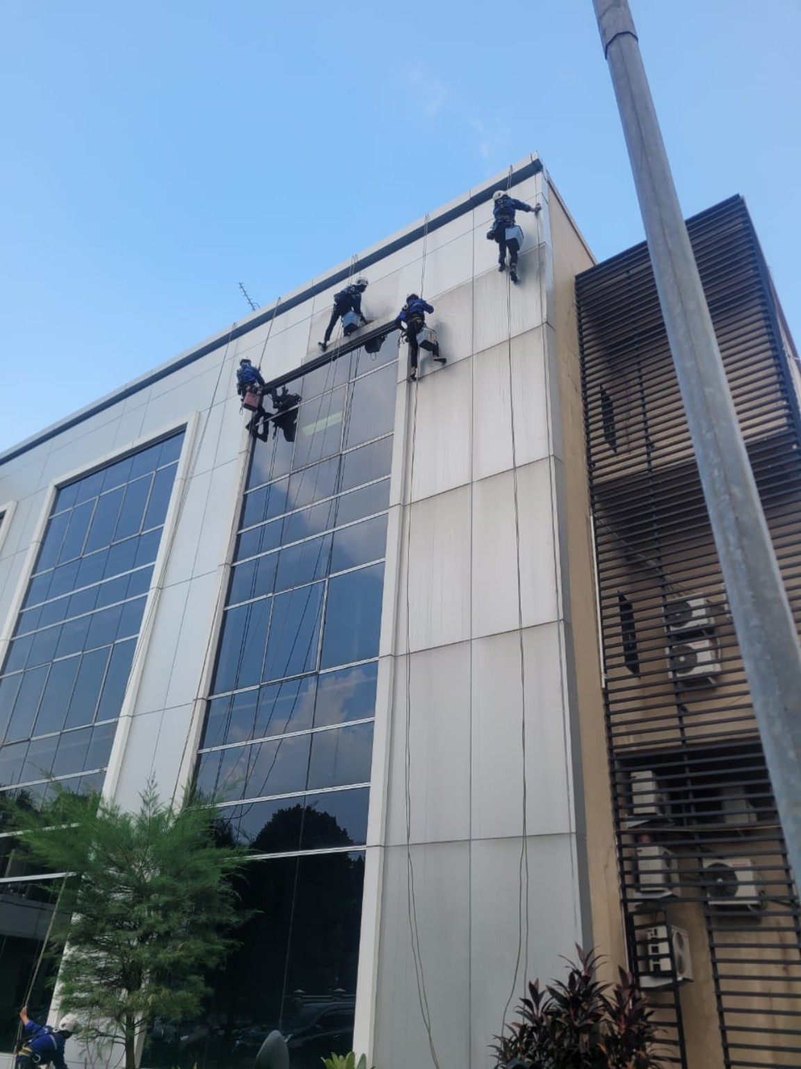 Pekerjaan glass cleaning gedung