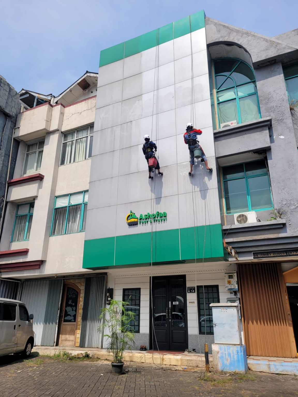 Pekerjaan glass cleaning pada gedung