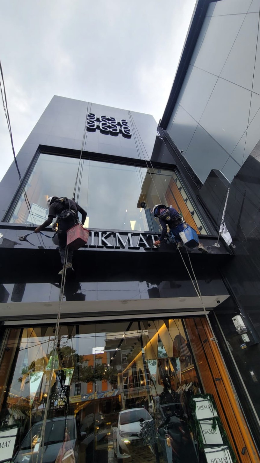 Pekerjaan glass cleaning area komersial