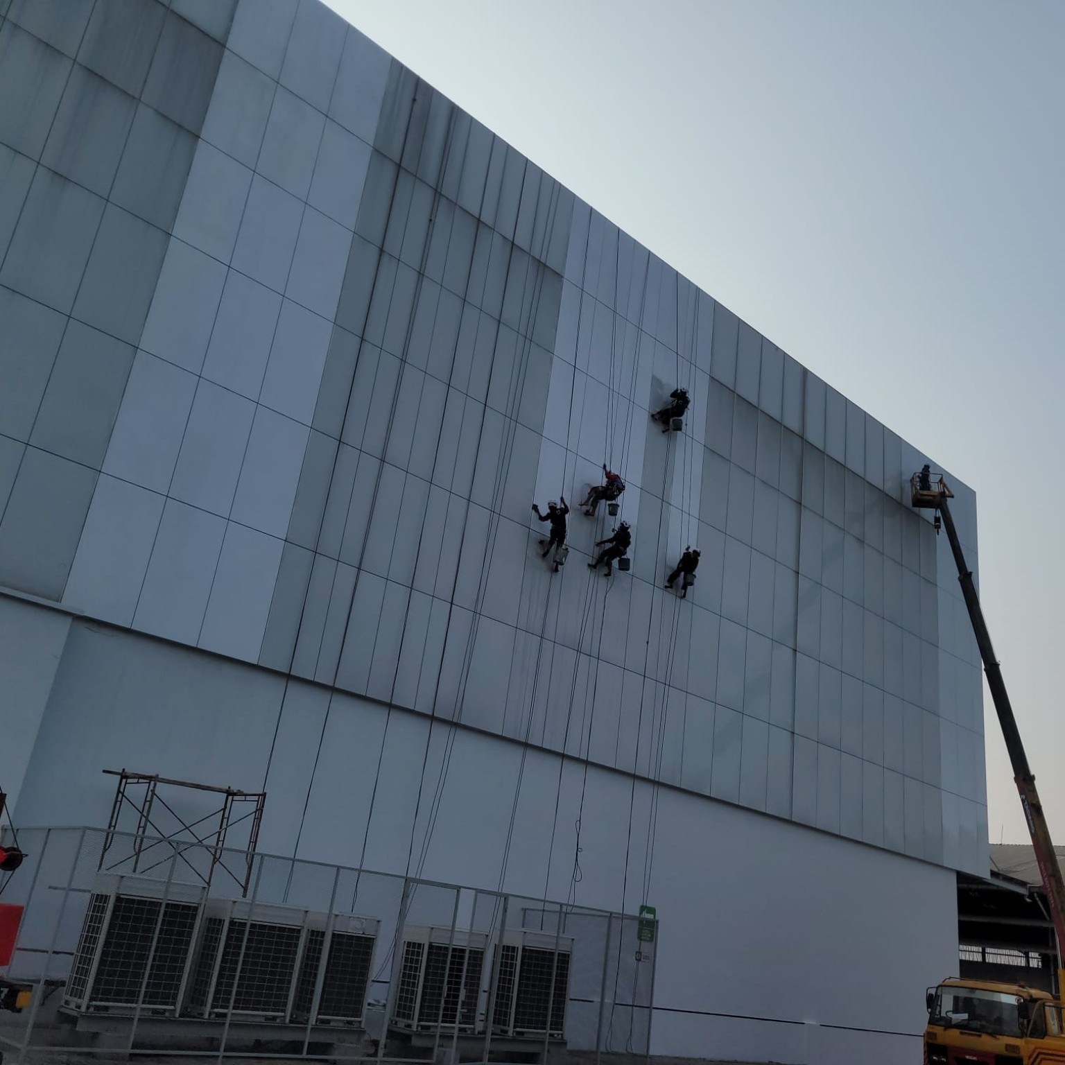 Rope access cleaning façade