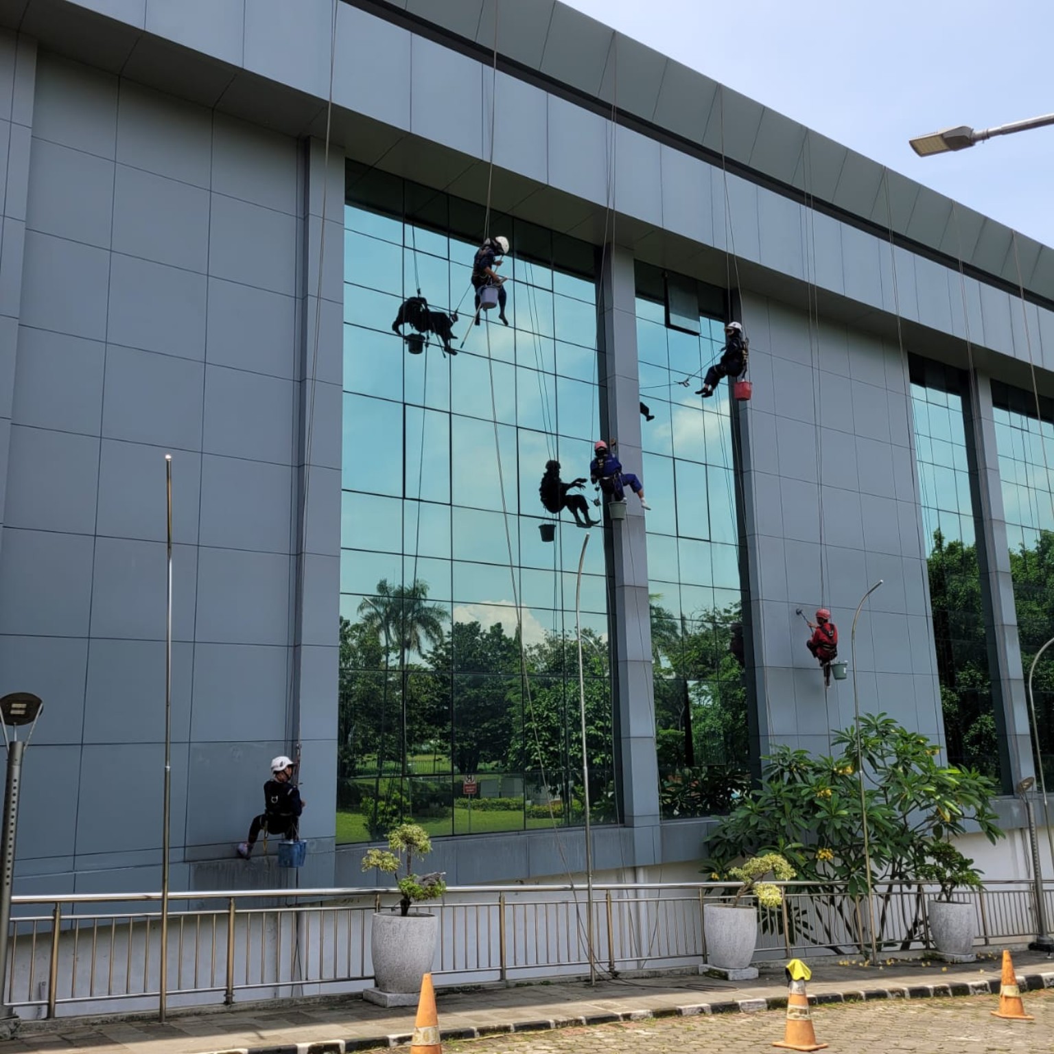 Pembersihan kaca gedung dengan rope access