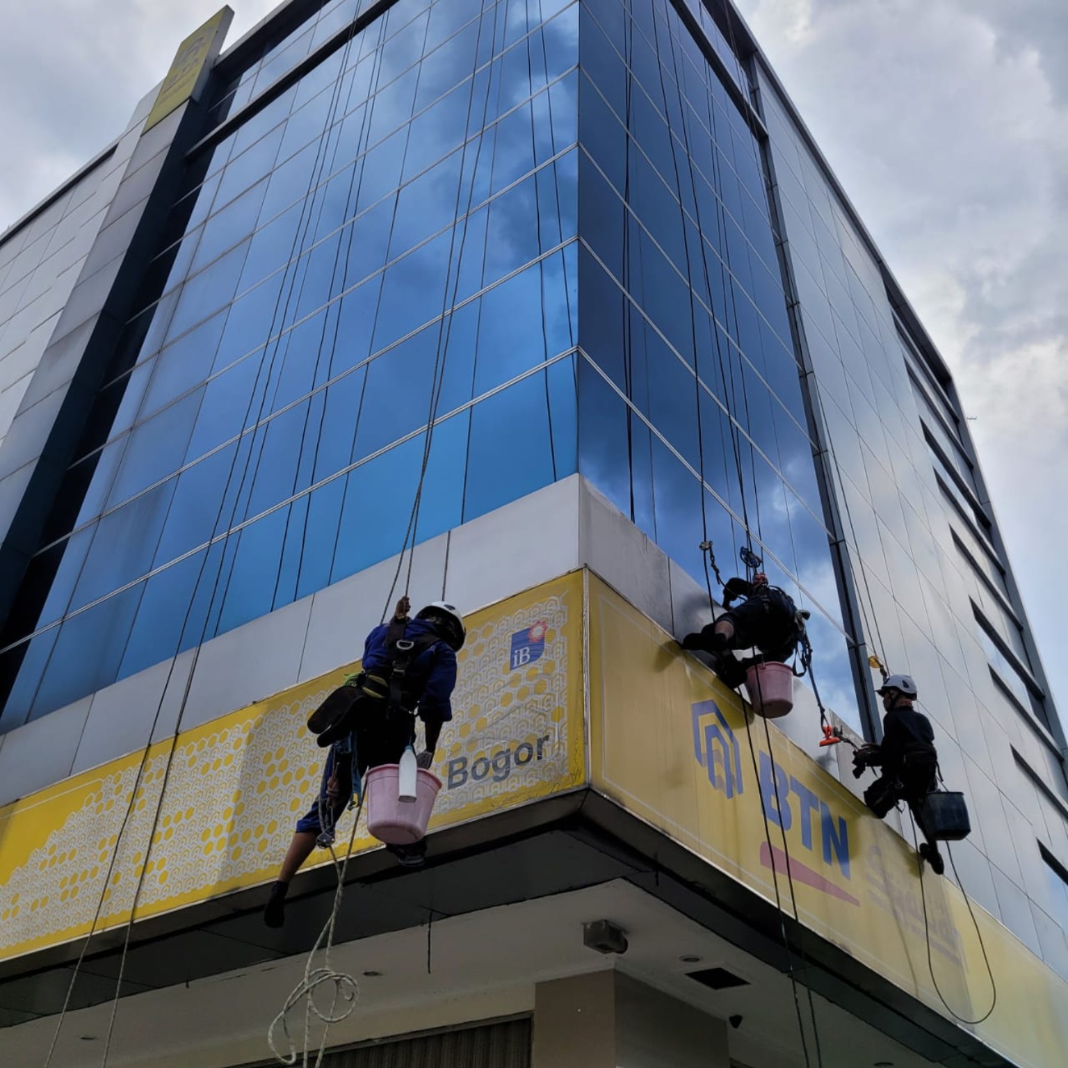 Pekerjaan rope access pada gedung tinggi