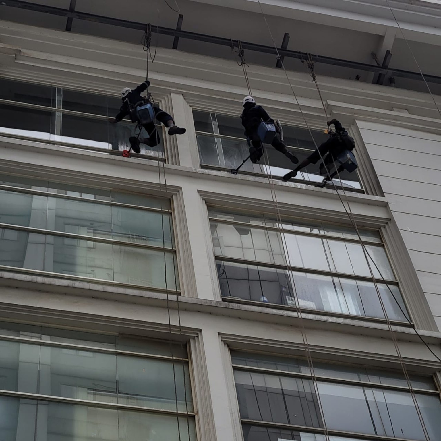 Pembersihan kaca gedung bertingkat