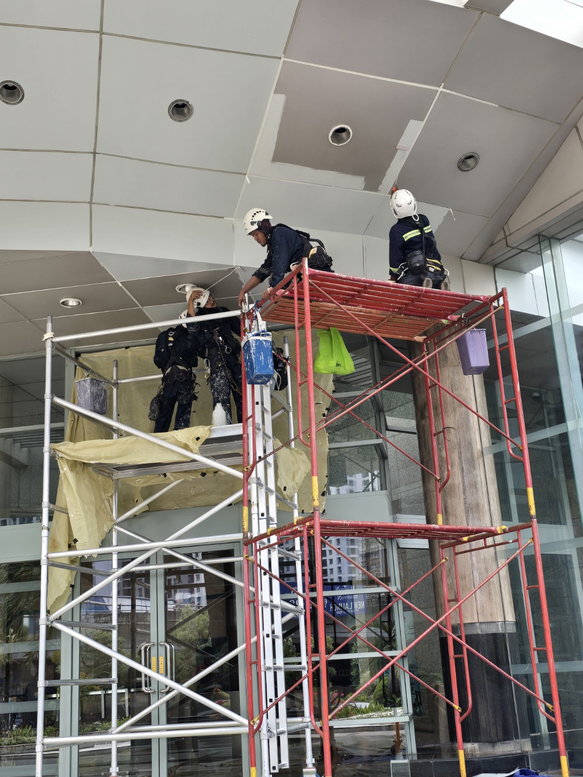 Pekerjaan ketinggian di dalam gedung