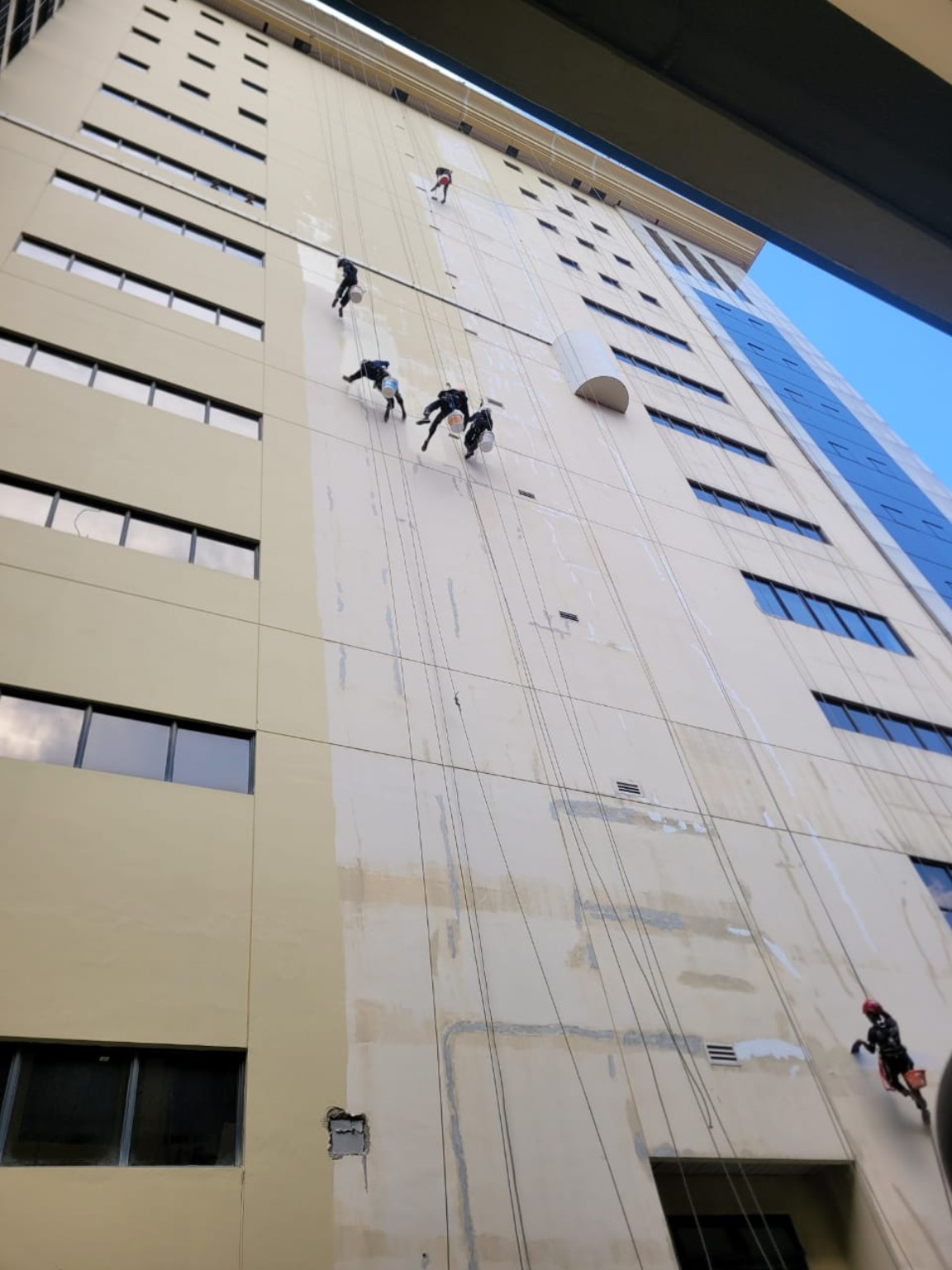 Rope access pada gedung tinggi