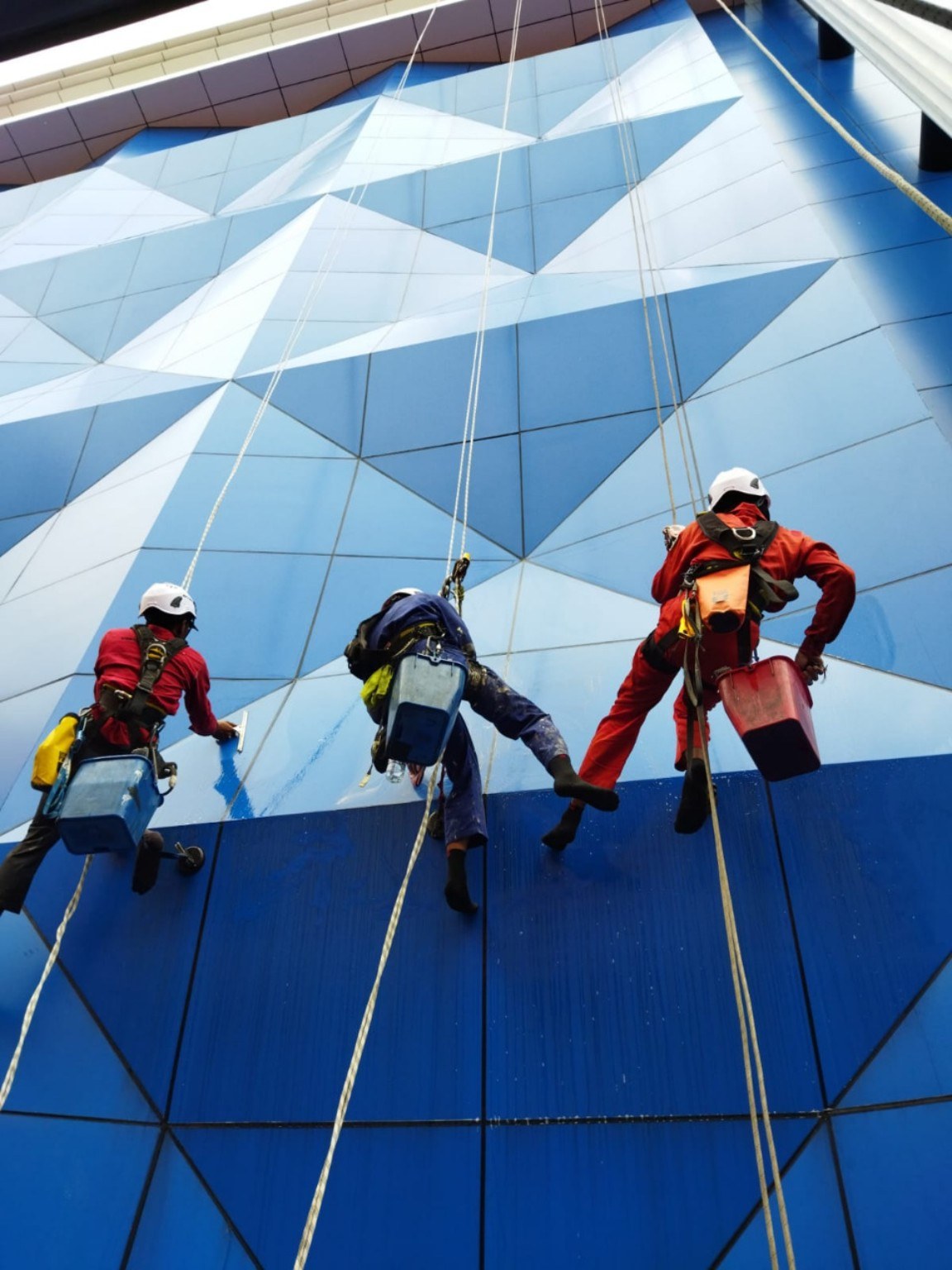 Tim high rise cleaning dengan rope access