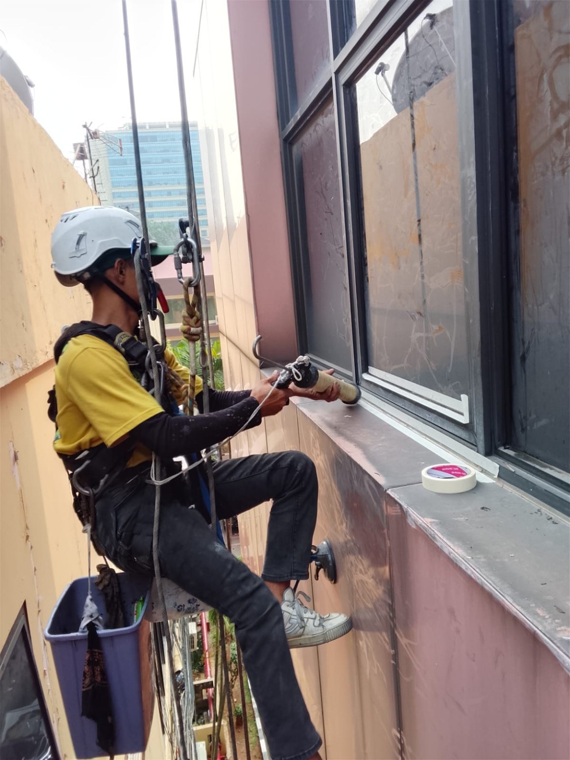 Resealant kaca dengan rope access