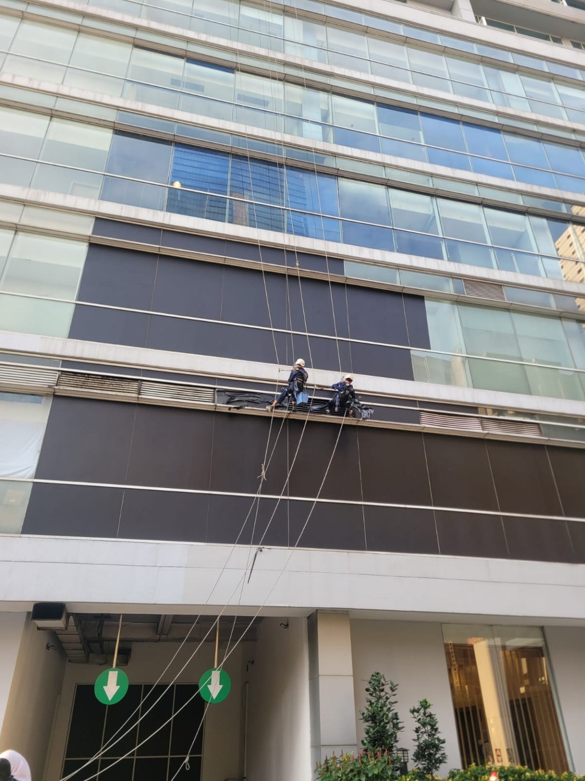 Dua teknisi rope access pada façade gedung