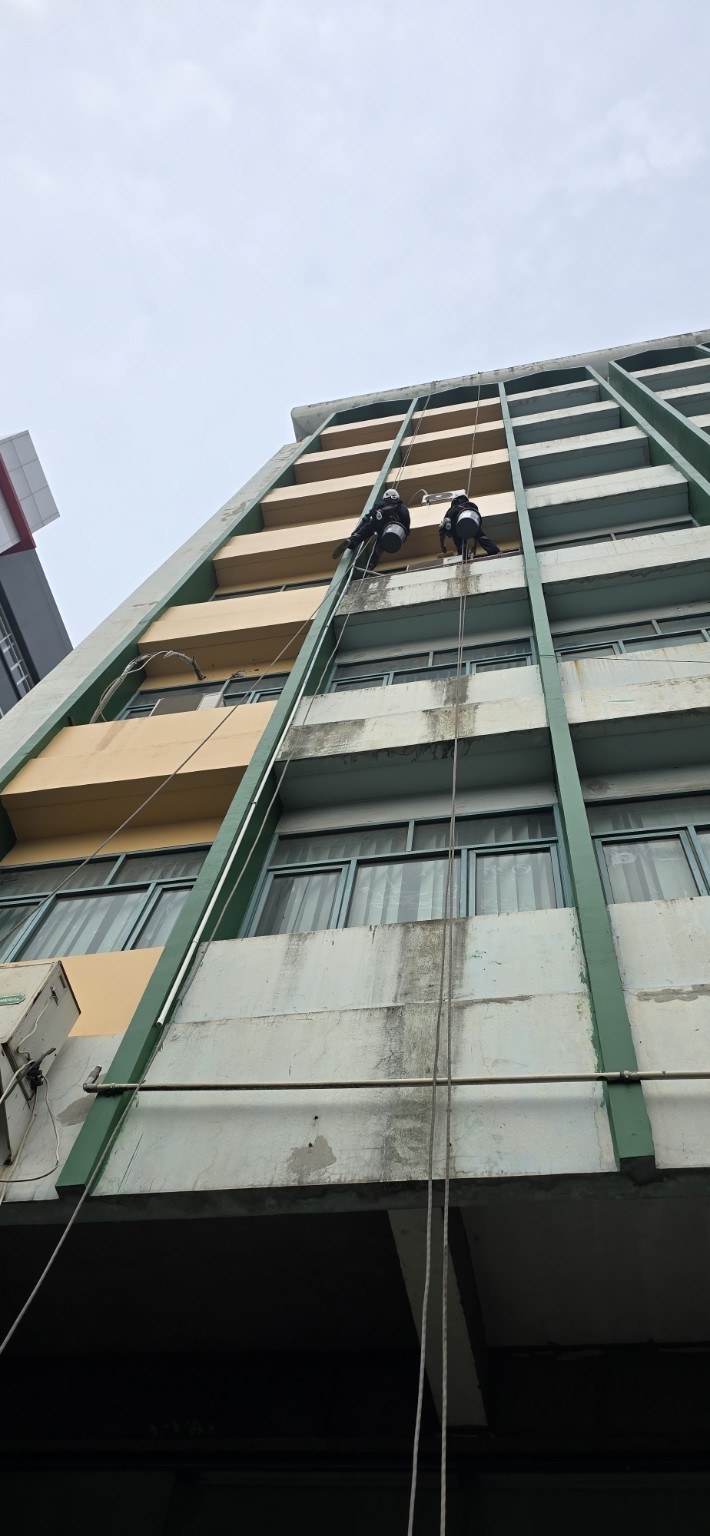 Teknisi rope access pada façade gedung